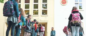 Aktuell wird auf den Pausenhöfen und im Klassenzimmer noch Abstand gehalten. Nach den Sommerferien soll vorerst alles wieder normal sein.