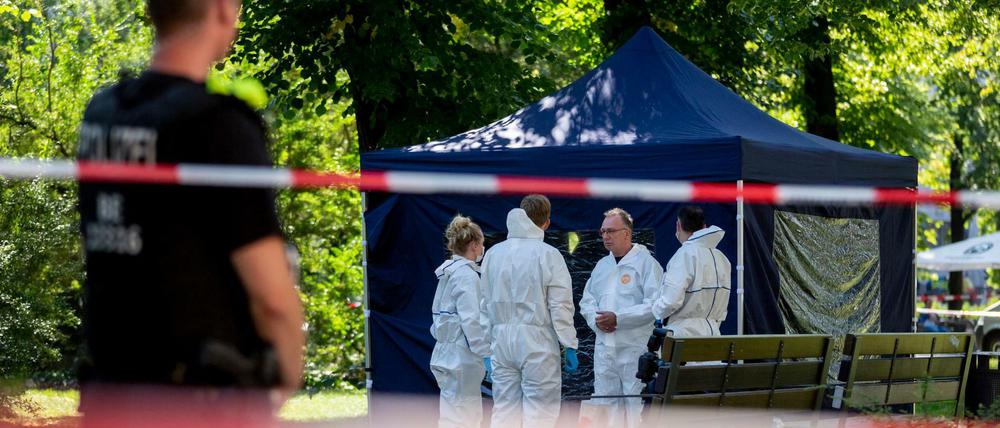 Spurensicherung nach dem Mord im Berliner Tiergarten