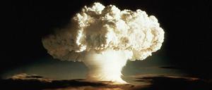 Die gewaltige Atompilzwolke der ersten Wasserstoffbomboe "Ivy Mike", die 1952 auf einem Atoll im Pazifischen Ozean gezündet worden ist.