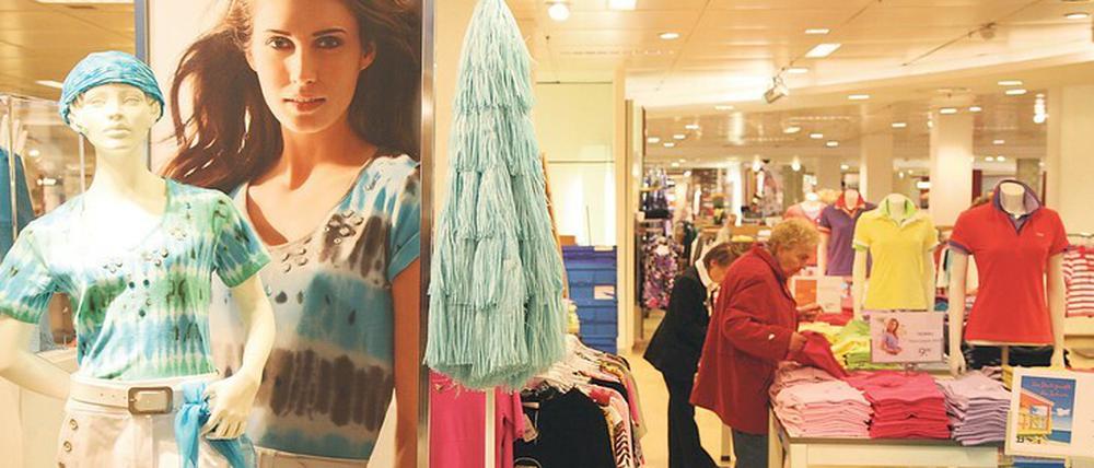 Unterwäsche statt Dessous. Kaufhäuser (wie hier Karstadt am Hermannplatz) sind einfach praktisch.