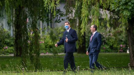  Markus Söder (l. CSU), Ministerpräsident von Bayern, und Hubert Aiwanger (Freie Wähler), stellvertretender Ministerpräsident und Staatsminister für Wirtschaft, Landentwicklung und Energie im Hofgarten. 