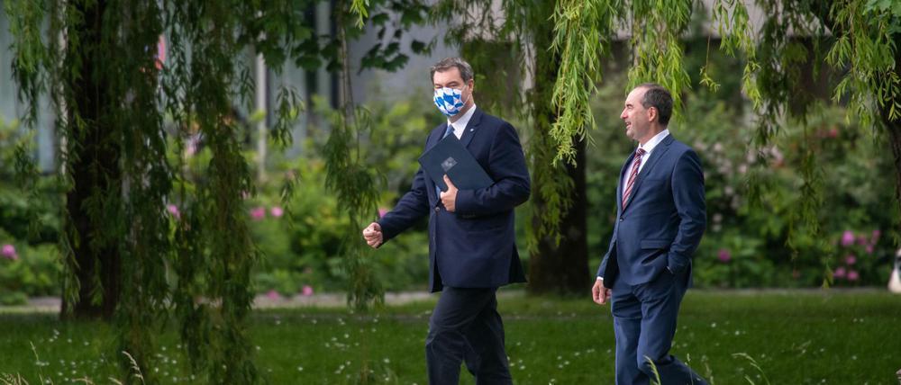 Markus Söder (l. CSU), Ministerpräsident von Bayern, und Hubert Aiwanger (Freie Wähler), stellvertretender Ministerpräsident und Staatsminister für Wirtschaft, Landentwicklung und Energie im Hofgarten. 