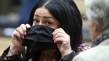 Dilek Kalayci (SPD), Gesundheitssenatorin in Berlin, setzt sich zu Beginn der Bundesratssitzung ihre Schutzmaske auf.