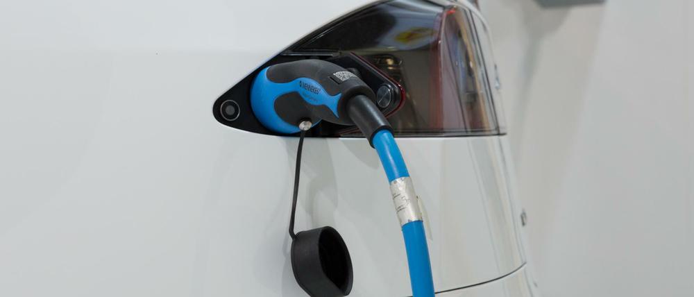 Wer sein E-Auto zu den richtigen Zeiten lädt, könnte bald Geld sparen.