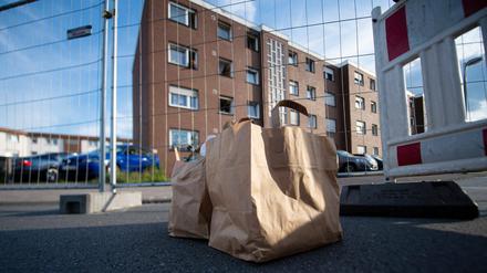 Lebensmittel vor einem Quarantäne-Haus in Gütersloh