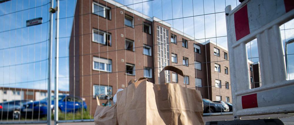 Lebensmittel vor einem Quarantäne-Haus in Gütersloh