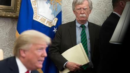 Donald Trump und sein ehemaliger Sicherheitsberater John Bolton bei einem Treffen mit dem NATO-Generalsekretär Jens Stoltenberg im Mai 2018.