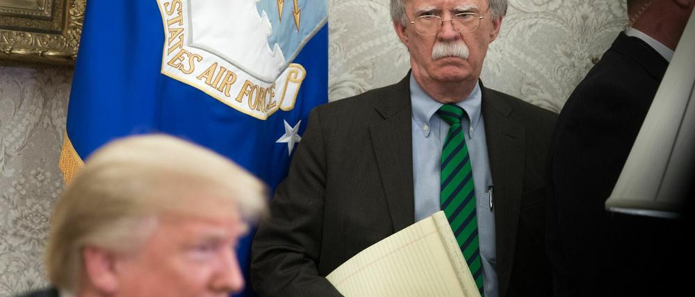 Donald Trump und sein ehemaliger Sicherheitsberater John Bolton bei einem Treffen mit dem NATO-Generalsekretär Jens Stoltenberg im Mai 2018.