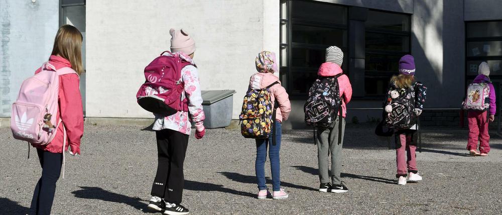 Kinder stehen mit Abstand vor dem Eingang einer Schule in Vantaa. Finnland öffnete seine Schulen im Mai.