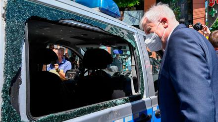 Bilder der Zerstörung. Innenminister Horst Seehofer reiste am Montag nach Stuttgart.