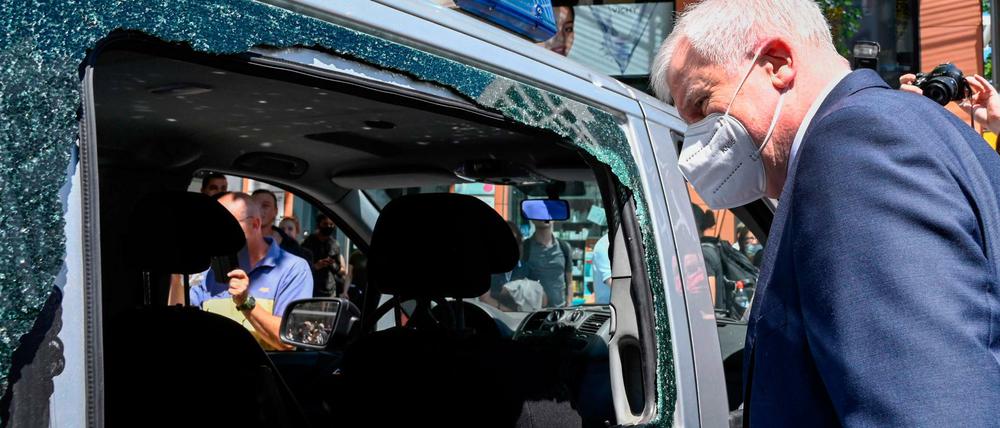 Bilder der Zerstörung. Innenminister Horst Seehofer reiste am Montag nach Stuttgart.