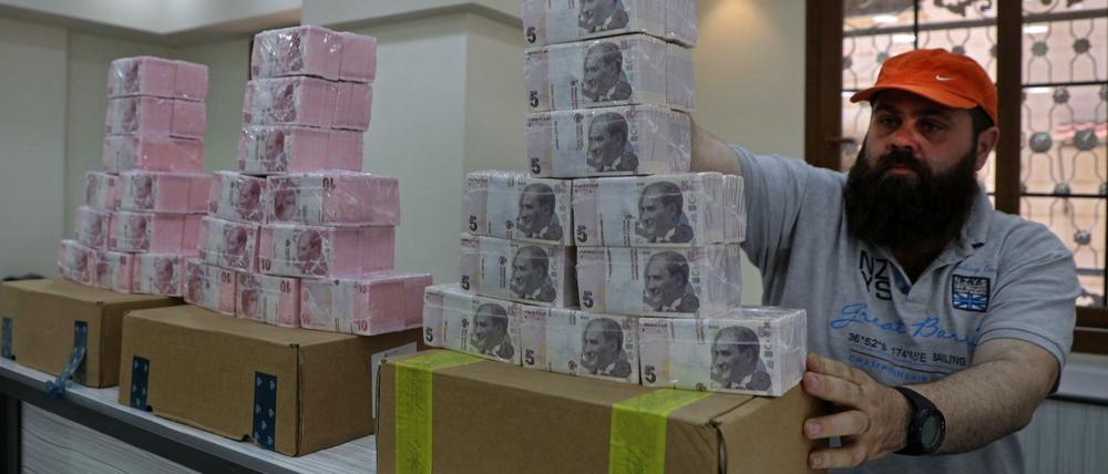 Die Regierung in Ankara lässt derzeit haufenweise Geld nach Syrien bringen, um die Kaufkraft zu stärken, wie es heißt.