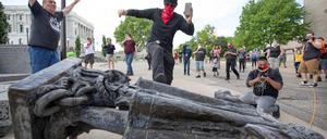 Aktivisten in den USA stürzen eine Kolumbus-Statue.