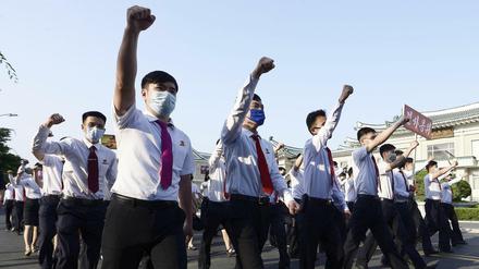Nordkoreanische Jugendliche und Studenten demonstrieren gegen die Politik Südkoreas.
