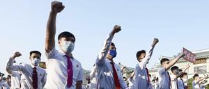 Nordkoreanische Jugendliche und Studenten demonstrieren gegen die Politik Südkoreas.