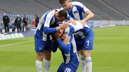 Hertha hautnah. Dodi Lukebakio (Mitte, Nummer 28) lässt sich von den Kollegen nach seinem Tor herzen.