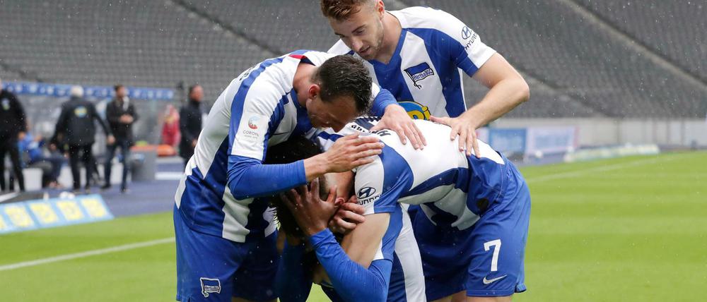 Hertha hautnah. Dodi Lukebakio (Mitte, Nummer 28) lässt sich von den Kollegen nach seinem Tor herzen.