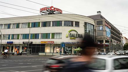 Fahrzeuge fahren an der Galeria Kaufhof Filiale am Ringcenter an der Frankfurter Allee vorbei.