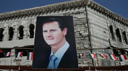 Plakat mit Bashar al-Assad in Douma, Syrien
