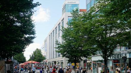 Karstadt in der Wilmersdorfer Straße: Am Donnerstag nehmen die Passanten kaum Notiz von der geschlossenen Filiale.