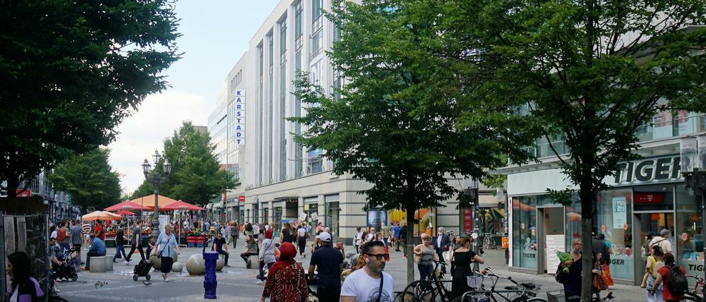 Karstadt in der Wilmersdorfer Straße: Am Donnerstag nehmen die Passanten kaum Notiz von der geschlossenen Filiale.