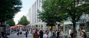 Karstadt in der Wilmersdorfer Straße: Am Donnerstag nehmen die Passanten kaum Notiz von der geschlossenen Filiale.