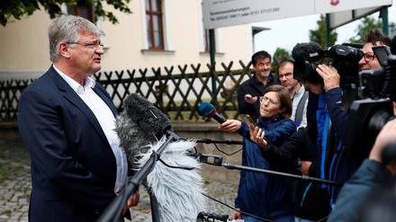 Meuthen spricht vor Beginn des AfD-Bundeskonvents vor Medienvertretern.