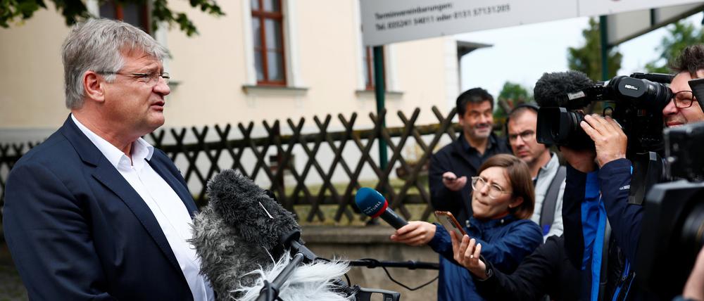 Meuthen spricht vor Beginn des AfD-Bundeskonvents vor Medienvertretern.