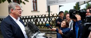 Meuthen spricht vor Beginn des AfD-Bundeskonvents vor Medienvertretern.
