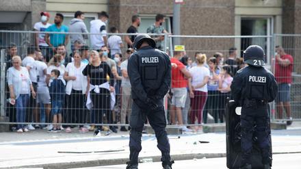 Polizisten stehen vor einem unter Quarantäne gestellten Wohngebäude in der Göttinger Innenstadt. Zuvor fand vor dem Gebäude eine Demonstration gegen Mietenwahnsinn statt. Die Stadtverwaltung hat einen ganzen Wohnkomplex an der Groner Landstraße in Quarantäne gestellt.