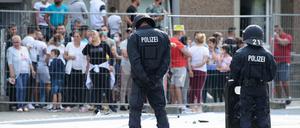 Polizisten stehen vor einem unter Quarantäne gestellten Wohngebäude in der Göttinger Innenstadt. Zuvor fand vor dem Gebäude eine Demonstration gegen Mietenwahnsinn statt. Die Stadtverwaltung hat einen ganzen Wohnkomplex an der Groner Landstraße in Quarantäne gestellt.