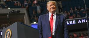 Donald Trump betritt das Podium in der Arena.