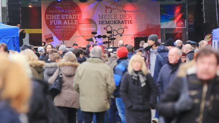 Menschen feiern die "Meile der Demokratie", 2017.