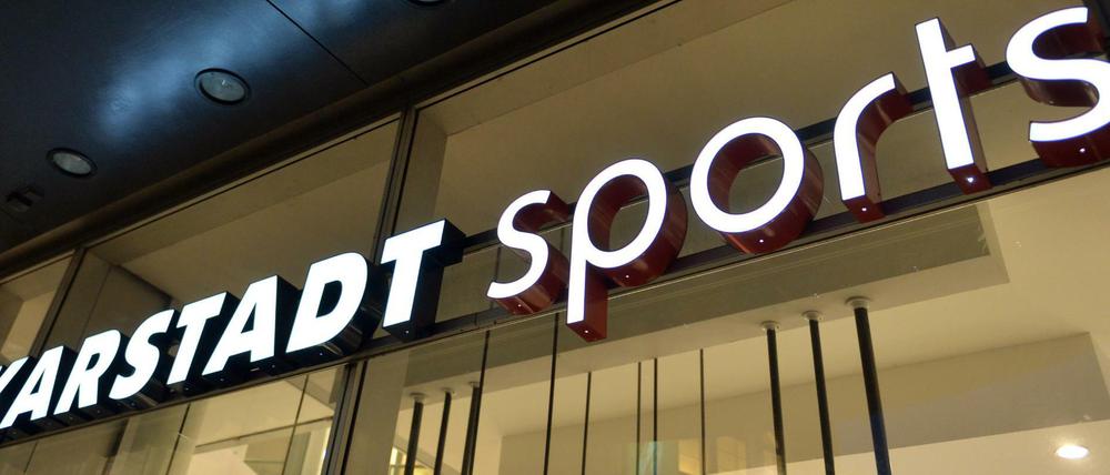 Der Eingang einer Karstadt Sports-Filiale.