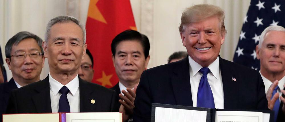 Donald Trump, Präsident der USA, und Liu He, Vizepremier von China, halten das unterzeichnete Handelsabkommen im East Room des Weißen Hauses hoch. Fast zwei Jahre nach Beginn des Handelskriegs zwischen den USA und China haben die beiden Länder ein erstes Handelsabkommen besiegelt.