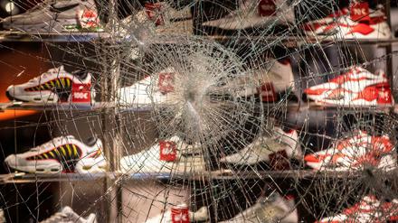 Das Schaufenster eines Geschäfts für Schuhe ist stark beschädigt.