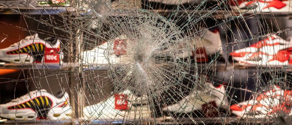Das Schaufenster eines Geschäfts für Schuhe ist stark beschädigt.