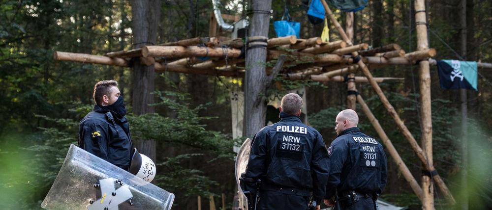 Polizeieinsatz im Hambacher Forst - In dem von Umweltaktivisten besetzten Wald werden Barrikaden geräumt