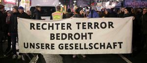 Ein Demonstrationszug zieht in Gedenken an die Opfer vom rechtsextremen Anschlag in Hanau vom Hermannplatz zum Rathaus Neukölln. (Symbolbild)