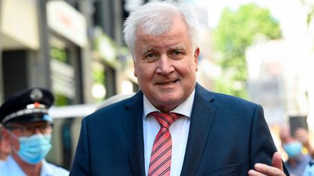 Innenminister Horst Seehofer spricht am Montag in Stuttgart vor der Presse.