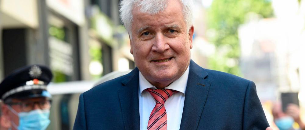 Innenminister Horst Seehofer spricht am Montag in Stuttgart vor der Presse.