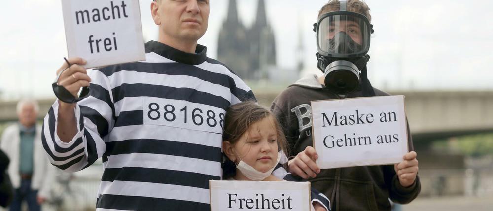 Antisemitismus in der Coronakrise: Selbst vor dem Vergleich der Corona-Maßnahmen mit dem Holocaust scheuen Demonstranten, wie hier im Mai in Köln, nicht zurück.