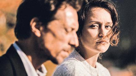 Reise ins Ungewisse. Rebecca (Tinka Fürst) lässt sich von Henry (Michael Pink) in die Berge bringen. 