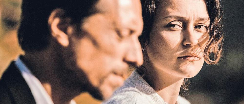 Reise ins Ungewisse. Rebecca (Tinka Fürst) lässt sich von Henry (Michael Pink) in die Berge bringen.