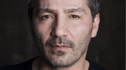 Porträtfoto von Tarik Kara, Gründer von Mustafas Gemüse Döner in Berlin-Kreuzberg.