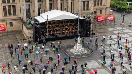 500 hartgesottene Klassikfans trotzen am Samstag vor dem Konzerthaus am Gendarmenmarkt dem Regen.