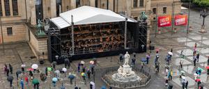 500 hartgesottene Klassikfans trotzen am Samstag vor dem Konzerthaus am Gendarmenmarkt dem Regen.