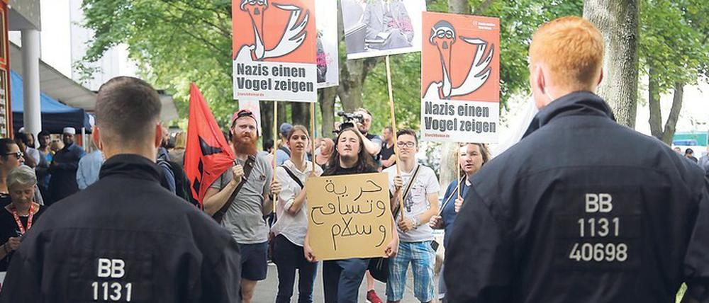 Polizeibeamte müssen häufig Demonstrationen für und gegen die AfD sichern. Dabei sollen sie vorurteilsfrei handeln.