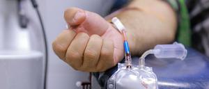 Männer erkranken oft schwerer an Covid-19 und sterben häufiger als Frauen.