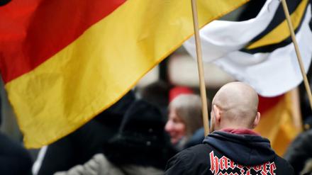 Ein Teilnehmer bei einer Neonazi-Demonstration in Duisburg. 